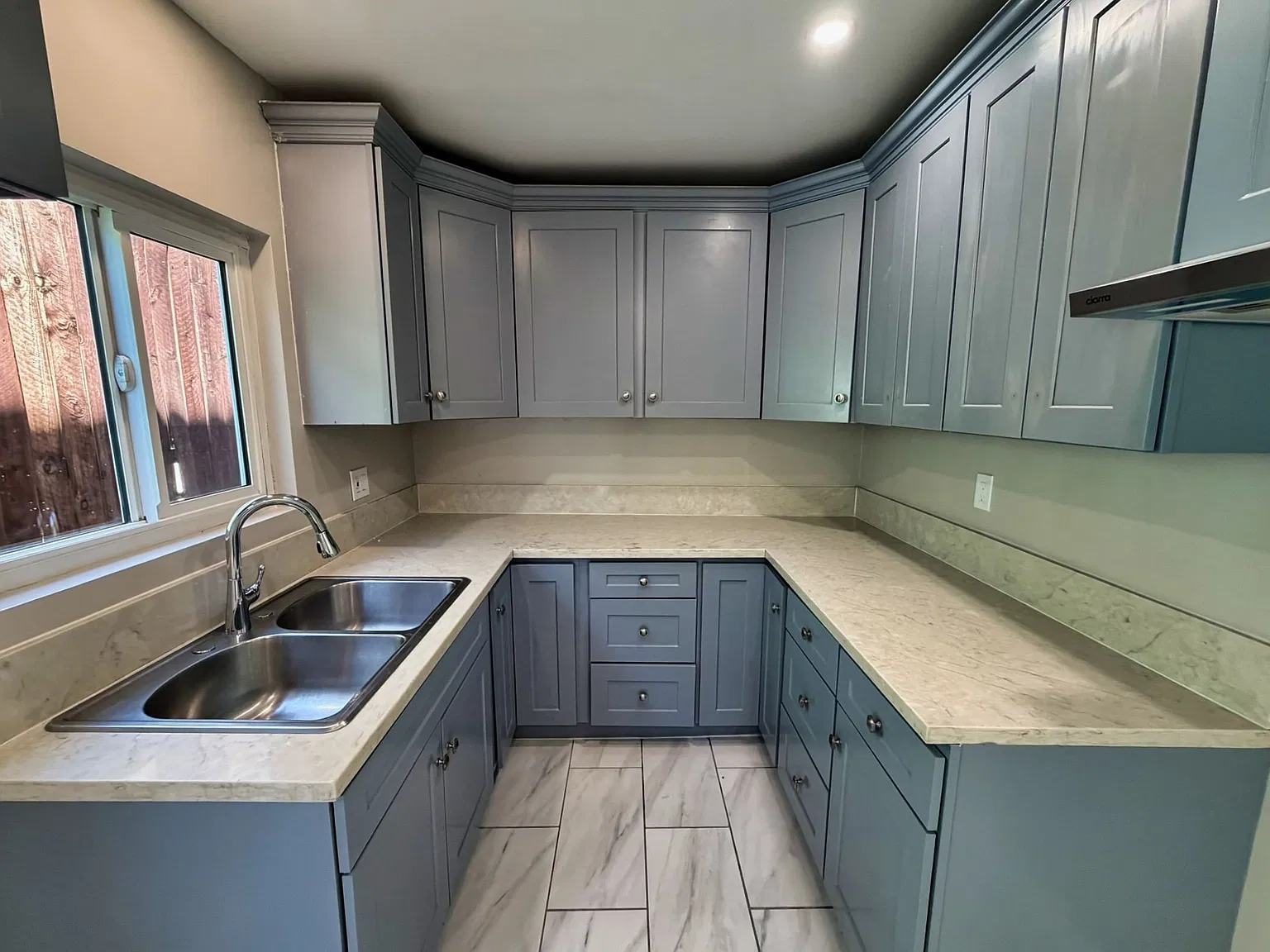 3 bed, 1020 sqft, $2,400 — Photo 1