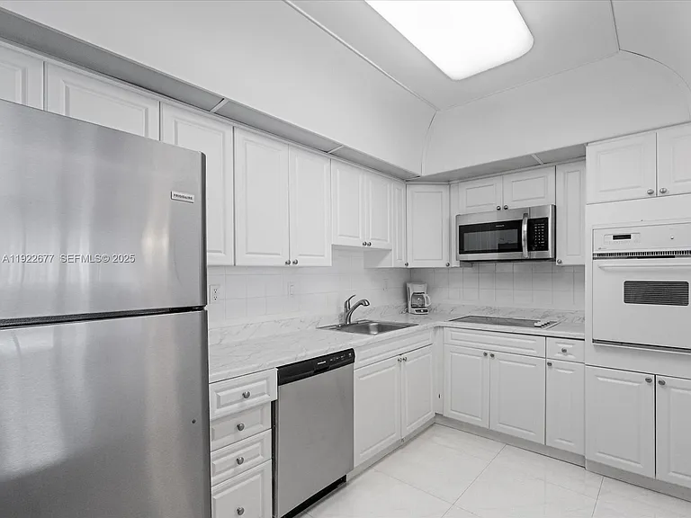 19370 E Collins Ave #625 — Photo 6