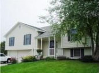 1445 NE Burgandy Ln, Lees Summit, MO 64086