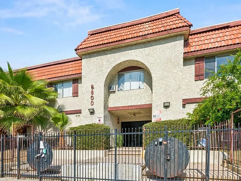 8800 Cedros Ave — Photo 29