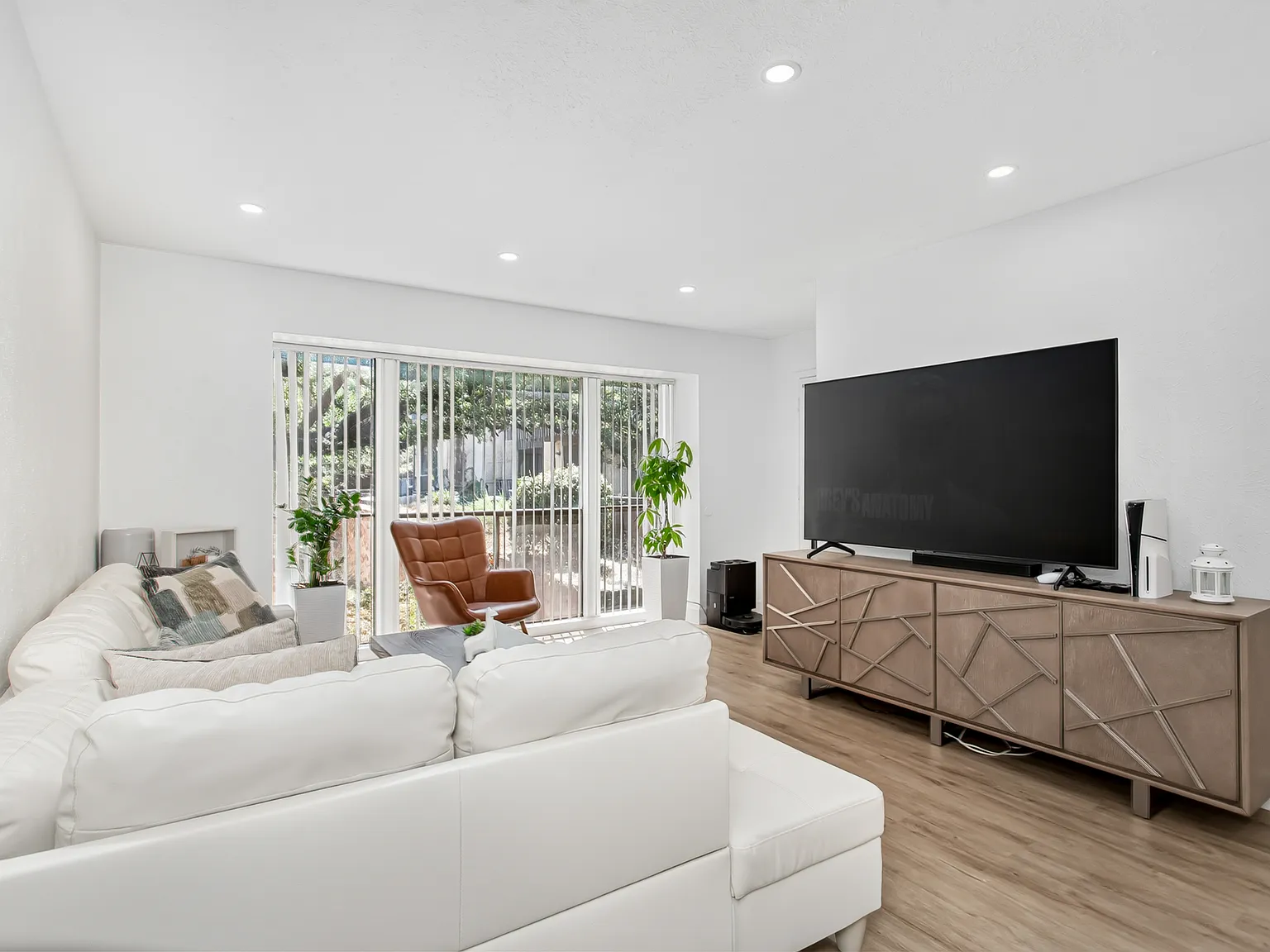 3 bed, 1357 sqft, $2,400 — Photo 2