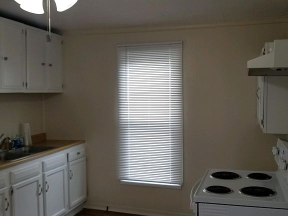 3rd image of 701 Railroad St