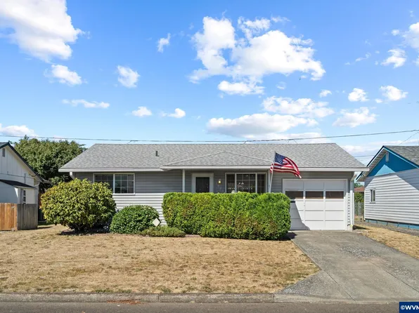 1435 Country Club Cir, Woodburn, OR 97071