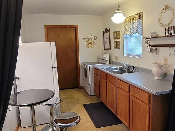 3rd image of 215 E Broadway St