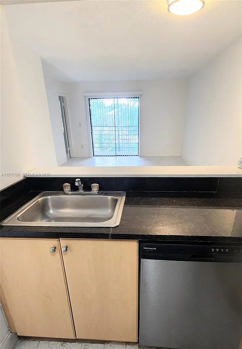 Building Photo - 902 NE 209th St #203-40