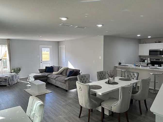 5 bed, 3400 sqft, $900 — Photo 2