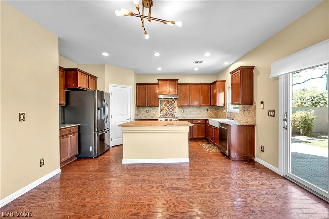 4 bed, 2.5 bath, 2341 sqft, $2,200 — Photo 4