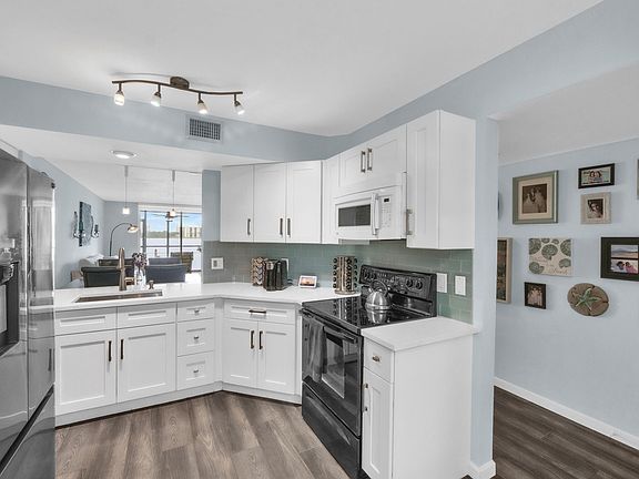 3rd image of 116 LAKE EMERALD Drive #101