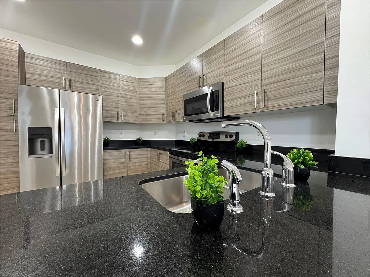 Building Photo - 2675 SW 81st Ter #2683
