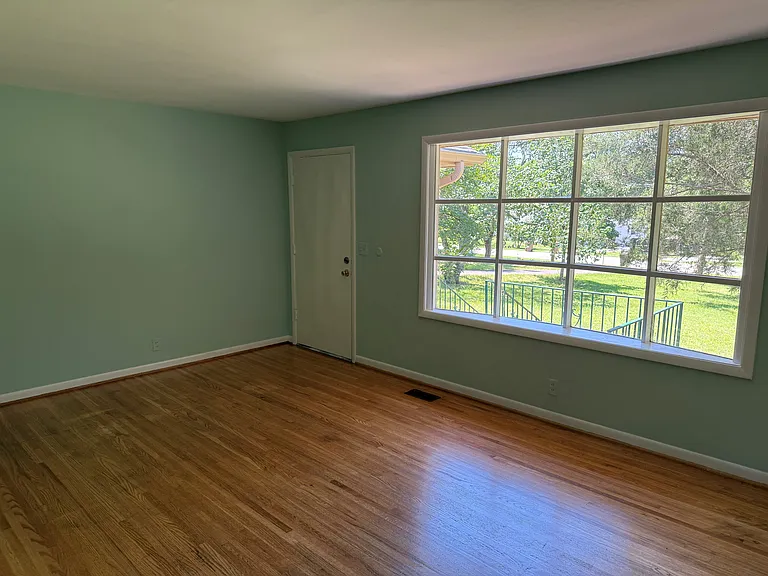 904 Bresslyn Rd — Photo 3