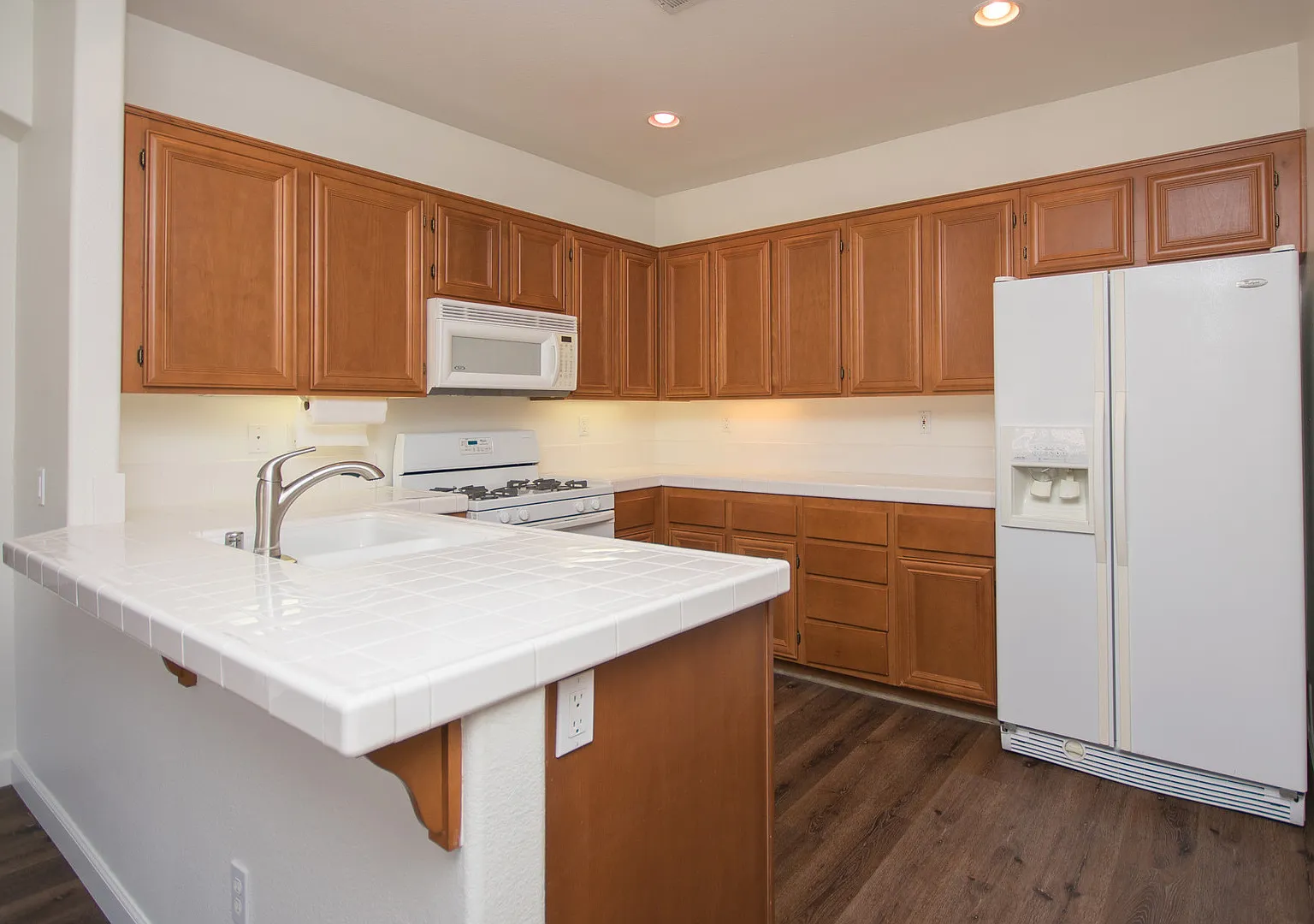 Beautiful Spacious Condo in The Brisbane Community!! — Photo 4