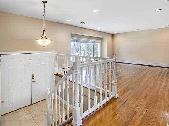 2nd image of 22 Briarwood Ln