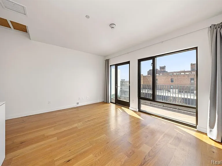 644 Selden St #302 — Photo 10