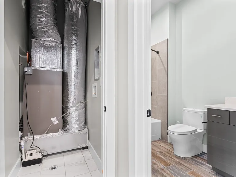 60 Cross St E #105 — Photo 17