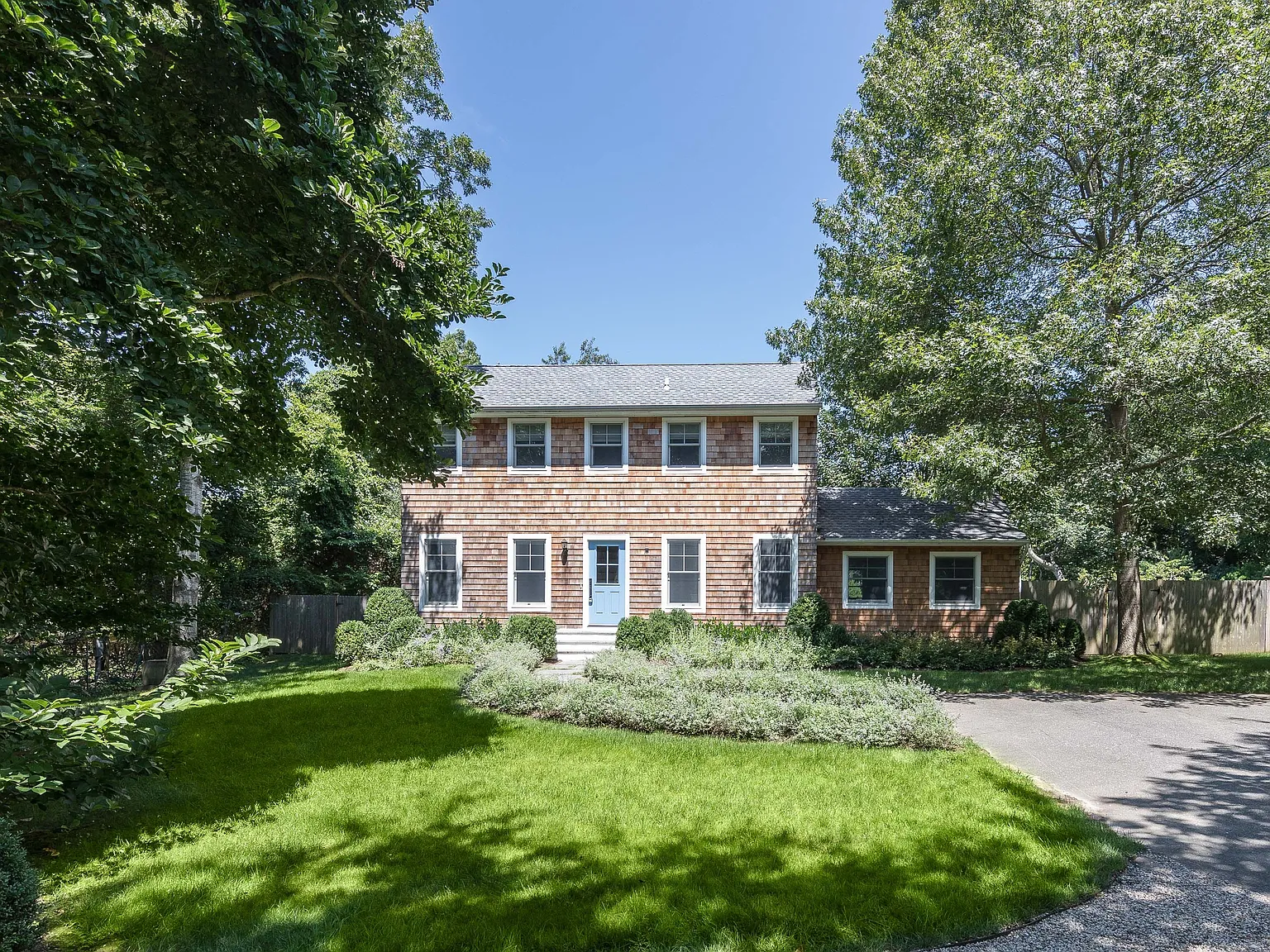 Secluded East Hampton Retreat with Pool and Prime Location — Photo 2
