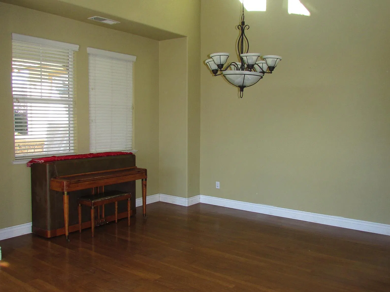 4 bed, 3000 sqft, $2,550 — Photo 4