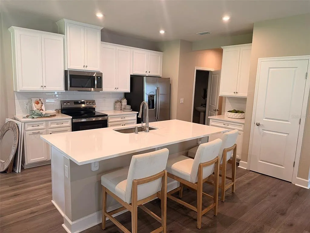 4 bed, 2.5 bath, 2522 sqft, $3,000 — Photo 4