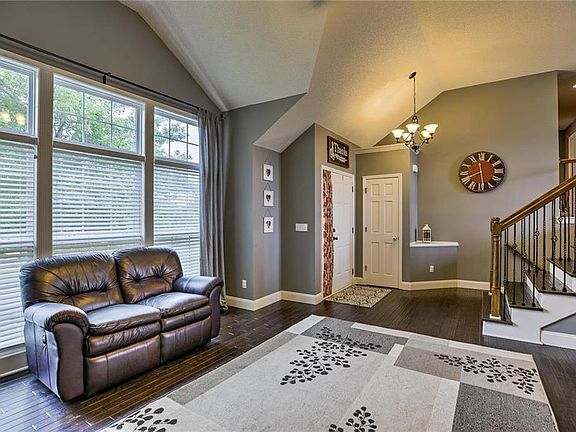 3rd image of 10534 Rowland Ave