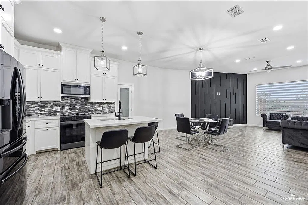 3 bed, 2.5 bath, 1644 sqft, $2,000 — Photo 2
