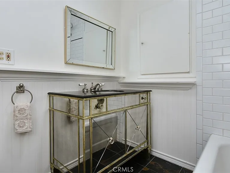 13902 Calvert St — Photo 23