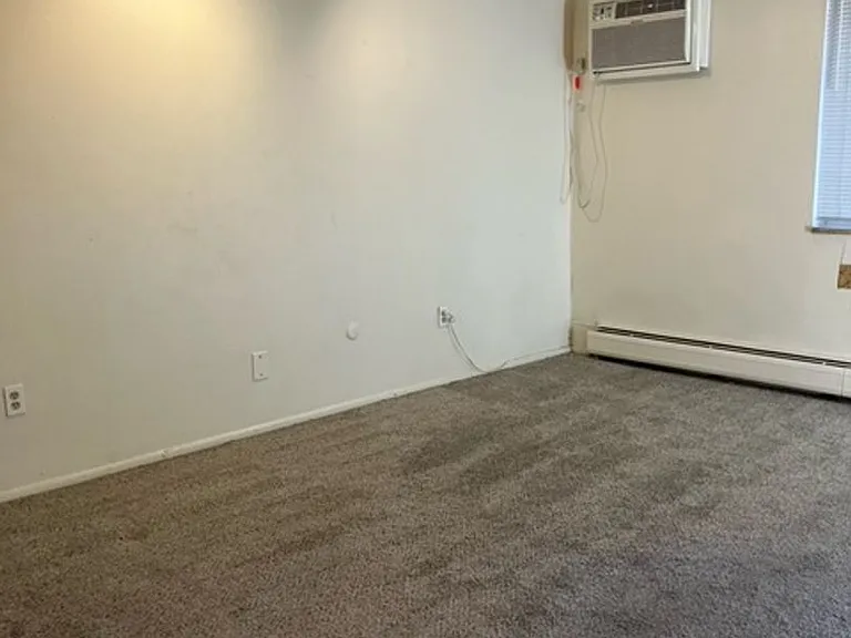 1455 N High St St Charles Apartments — Photo 19