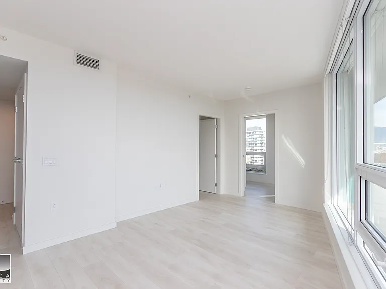 1204 E 2nd Ave — Photo 15