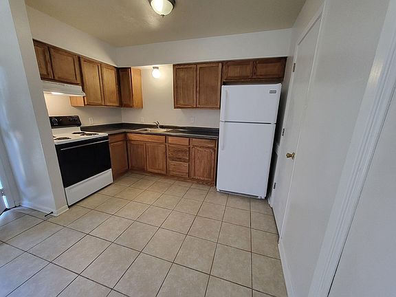 3rd image of 220 E Victory Ave