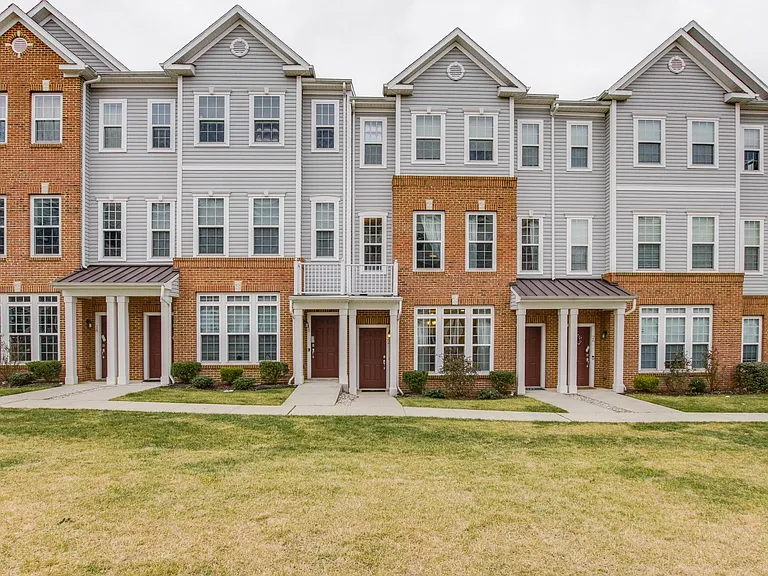 22 Veterans Dr — Photo 2