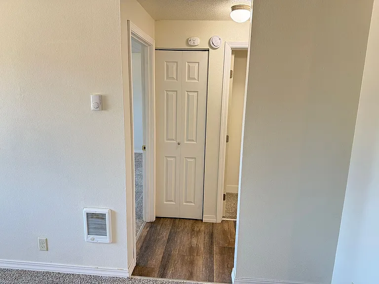 435 S 40th St — Photo 15