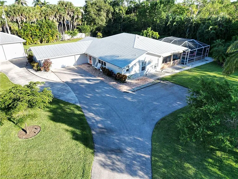 2950 Coach House Ln — Photo 46