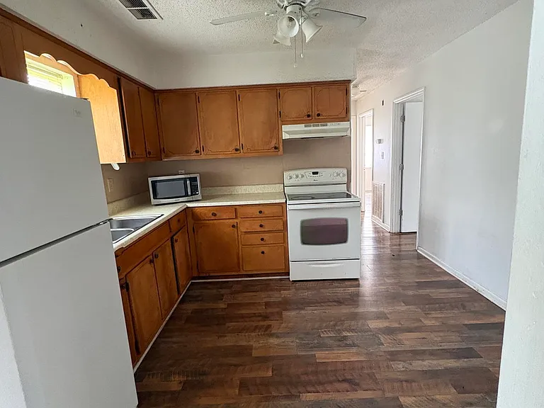 21045 Myrtlewood Dr — Photo 3