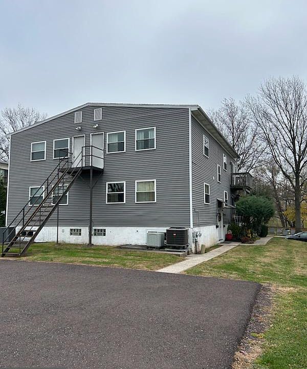 2nd image of 534 Green St