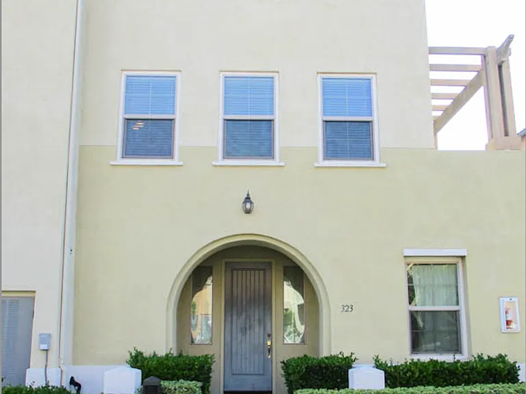 323 Bishop Dr — Photo 1