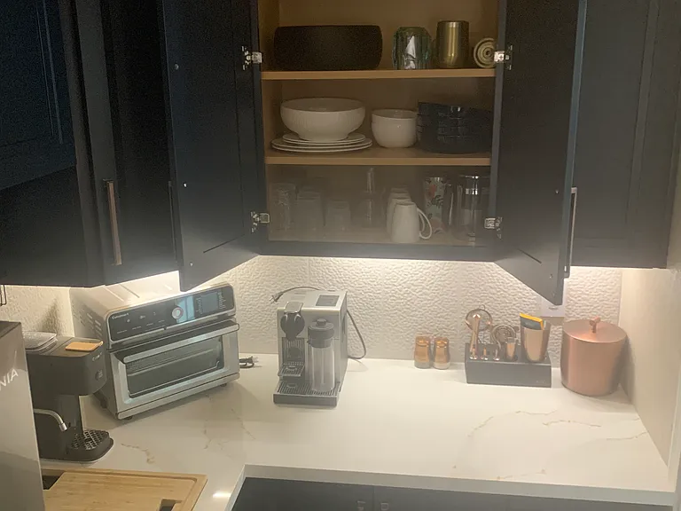 CASITA optional studio

Kitchenette with service for 4, sink, refrigerator/freezer, induction cooktop, air fryer/toaster oven, cooking and grill items