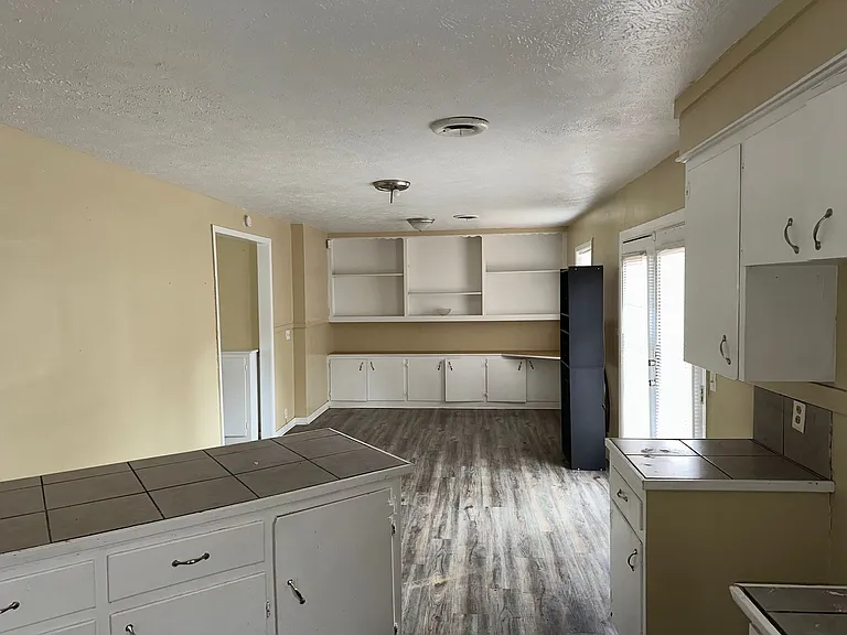 1925 Catalina Dr — Photo 3