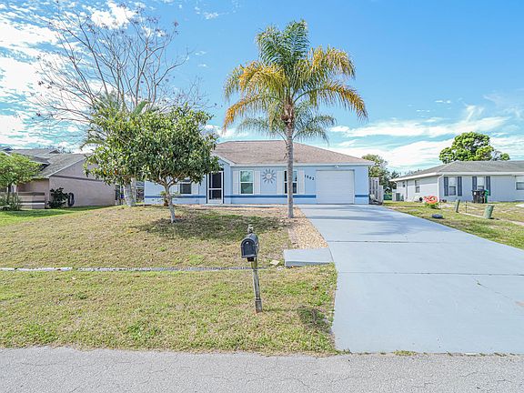 2nd image of 1562 SE Crowberry Drive