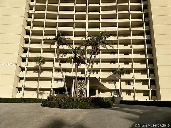 2nd image of 124 Lakeshore Dr #290