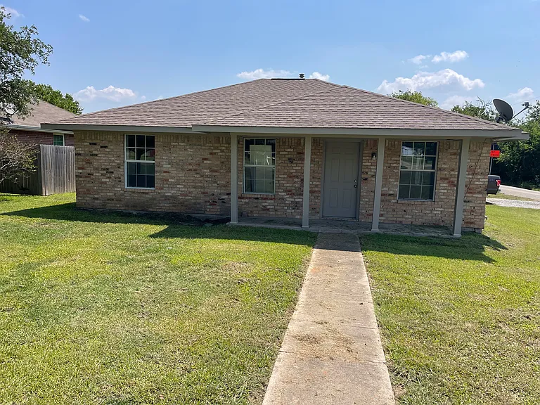 601 FM 272 — Photo 2
