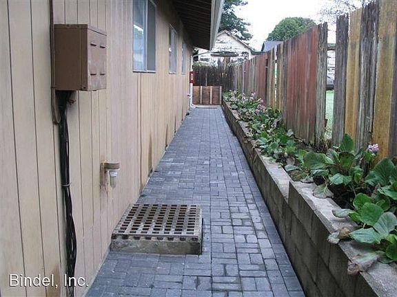 5th image of 2219 Redwood St