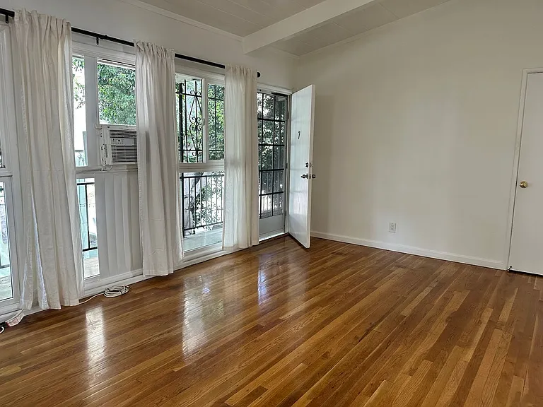 9017 Harratt St in the Heart of West Hollywood! — Photo 31