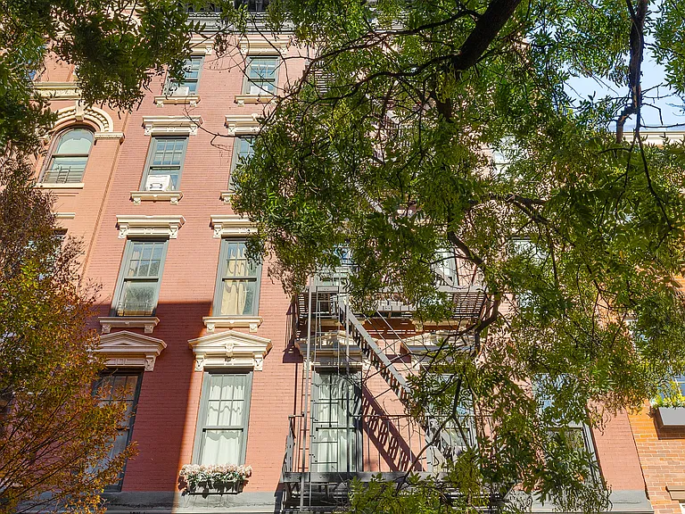 321 W 11th St #15 — Photo 11