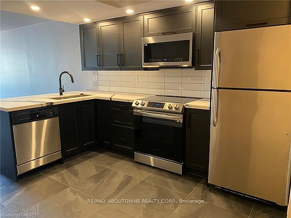 3rd image of 100 Bronte Rd #305