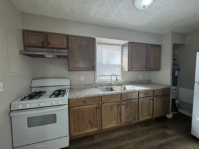 2016 N Green Rd — Photo 2