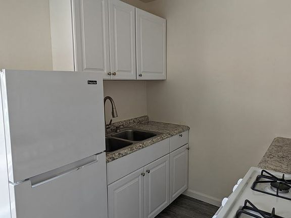 5th image of 637 S Cloverdale Ave #1