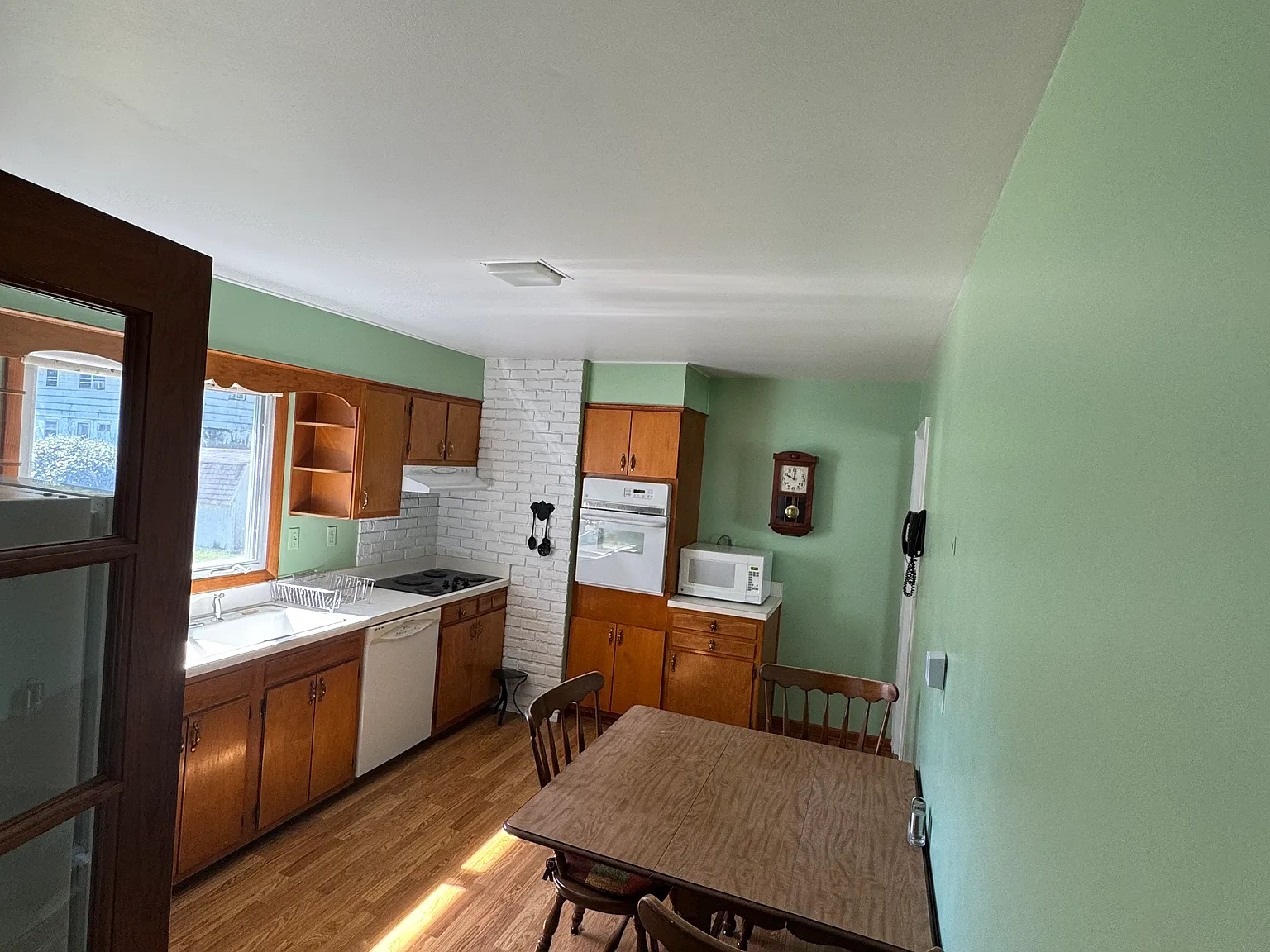 3 bed, 1.5 bath, 1260 sqft, $2,000 — Photo 2