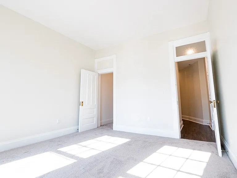 Lockerbie Court on Mass Ave — Photo 28