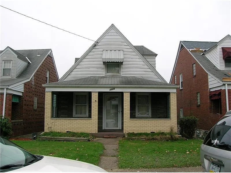 2023 Victoria Ave photo 1