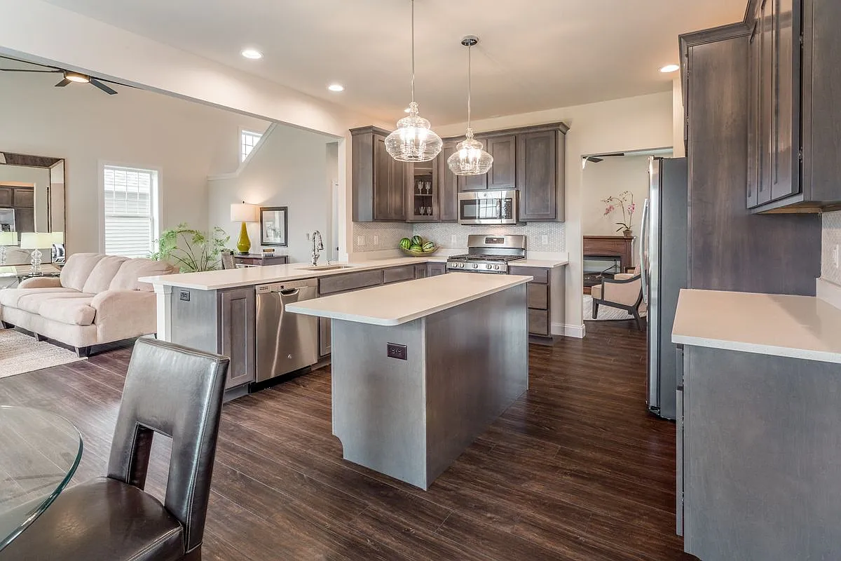 5 bed, 3.5 bath, 4016 sqft, $4,400 — Photo 3