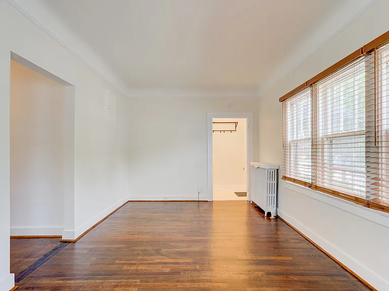 835 Allen St — Photo 4