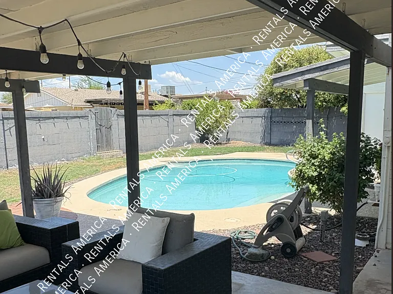 2110 W Greenbriar Dr — Photo 2